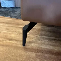 Sofa Cuneo Bezug Leder Anilina Touch 19 Cognac Braun Schwebefüße Metall Schwarz Lackiert