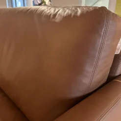 Sofa Cuneo Bezug Leder Anilina Touch 19 Cognac Braun Schwebefüße Metall Schwarz Lackiert