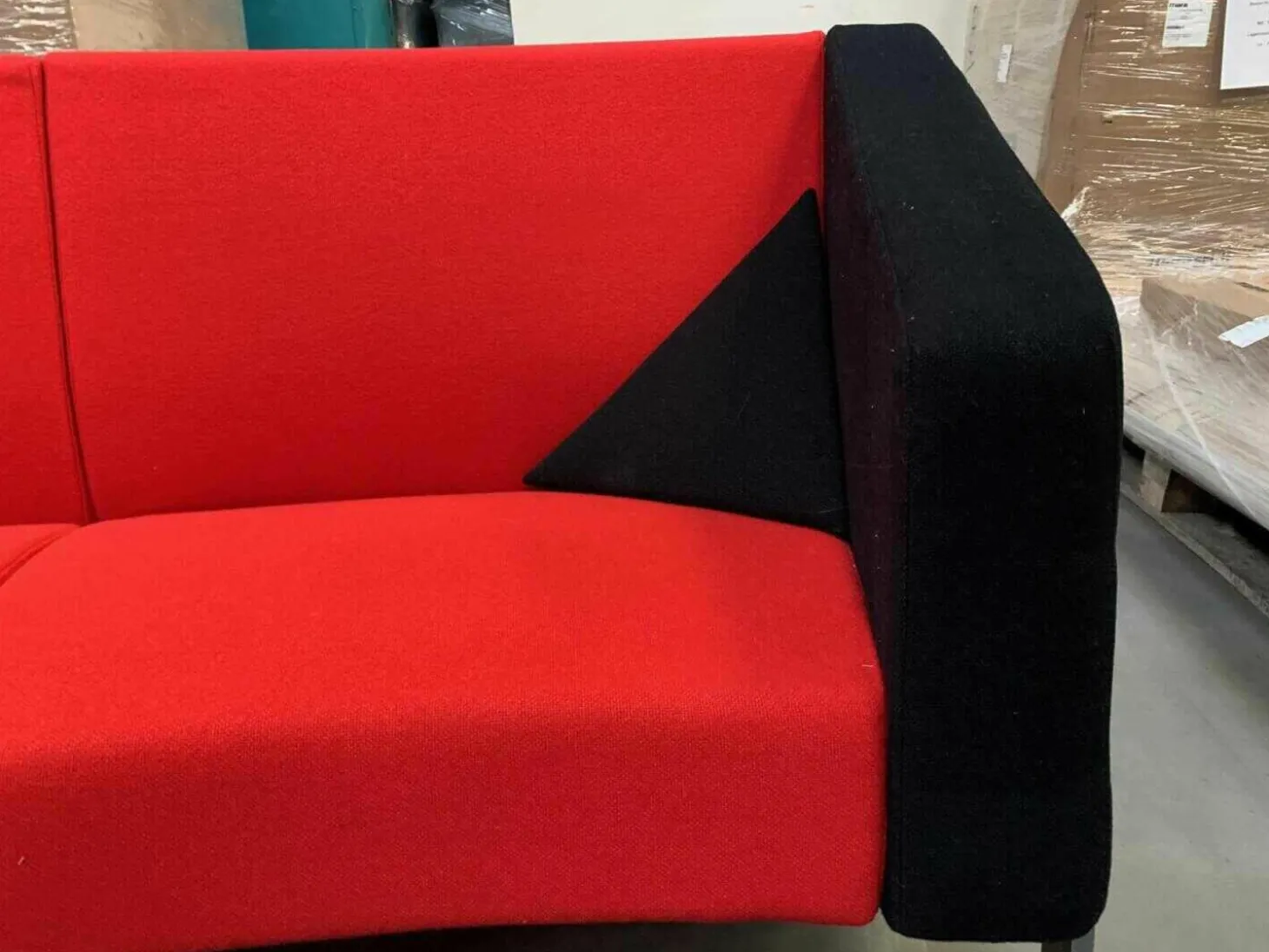 Sofa Decision Stoff Rot Schwarz Gestell Verchromt