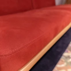Sofa DY 1260 2,5-Sitzer Stoff Comfort 0028 Rot Kernbuche Geölt
