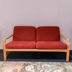 Sofa DY 1260 2,5-Sitzer Stoff Comfort 0028 Rot Kernbuche Geölt