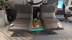 Sofa Edit 2 Leder D Dolce Cola Grau Braun Plateau 2 Balkeneiche Furniert Geölt Mit LED Beleuchtung Und Soundsystem