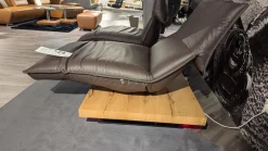 Sofa Edit 2 Leder D Dolce Cola Grau Braun Plateau 2 Balkeneiche Furniert Geölt Mit LED Beleuchtung Und Soundsystem