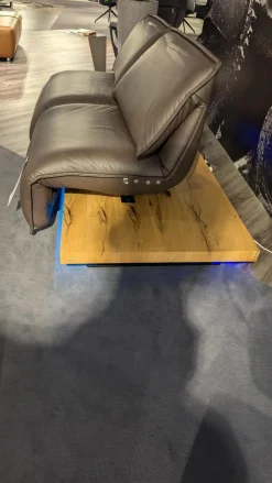 Sofa Edit 2 Leder D Dolce Cola Grau Braun Plateau 2 Balkeneiche Furniert Geölt Mit LED Beleuchtung Und Soundsystem