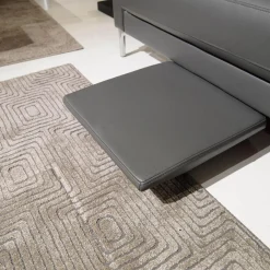 Sofa Ego F011 Bezug Leder 40.308 Schiefergrau Gussfuß Aluminium Poliert Inklusive 1 Kissen