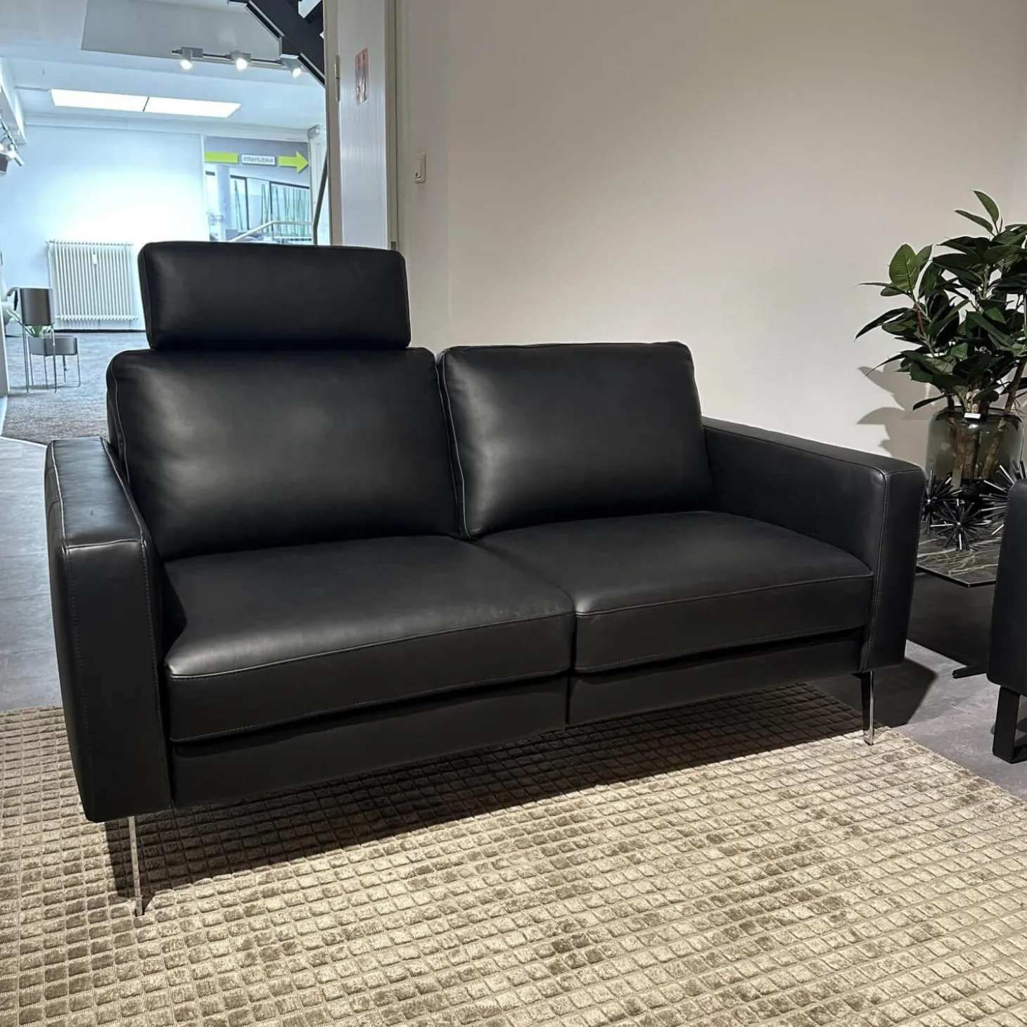Sofa Enna Leder L40 Rancho Nero WR51 Schwarz Metallkufe Metallfuß Chrom Mit Kopfstütze