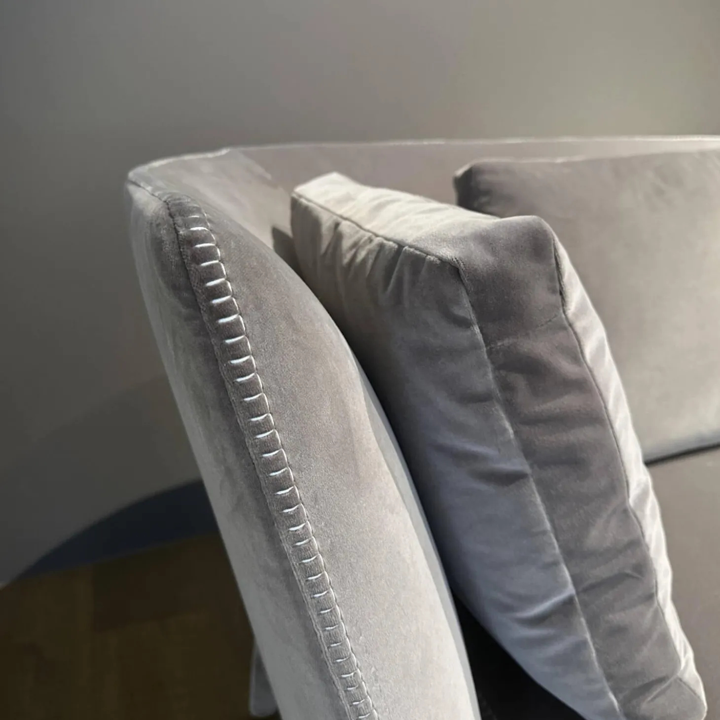 Sofa Febo 2833TS Stoff 2053251 Sirio Grau Füße Mit Stoff Bezogen Inklusive Rückenkissen