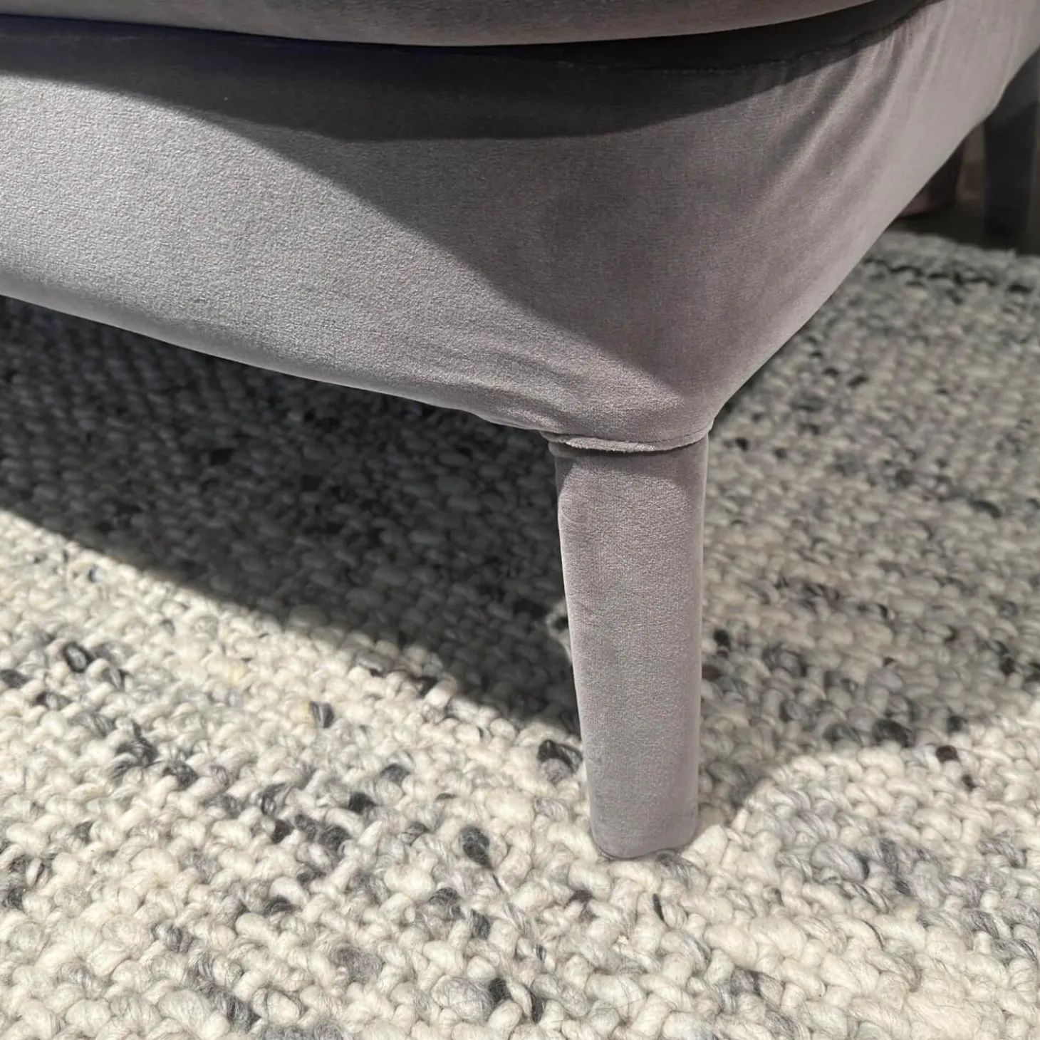 Sofa Febo 2833TS Stoff 2053251 Sirio Grau Füße Mit Stoff Bezogen Inklusive Rückenkissen