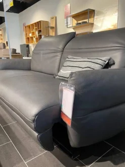 Sofa Felini Leder Reno Anthrazit Metallkufe Matt Schwarz Mit Motorischem Vorziehsitz Und einem Kissen