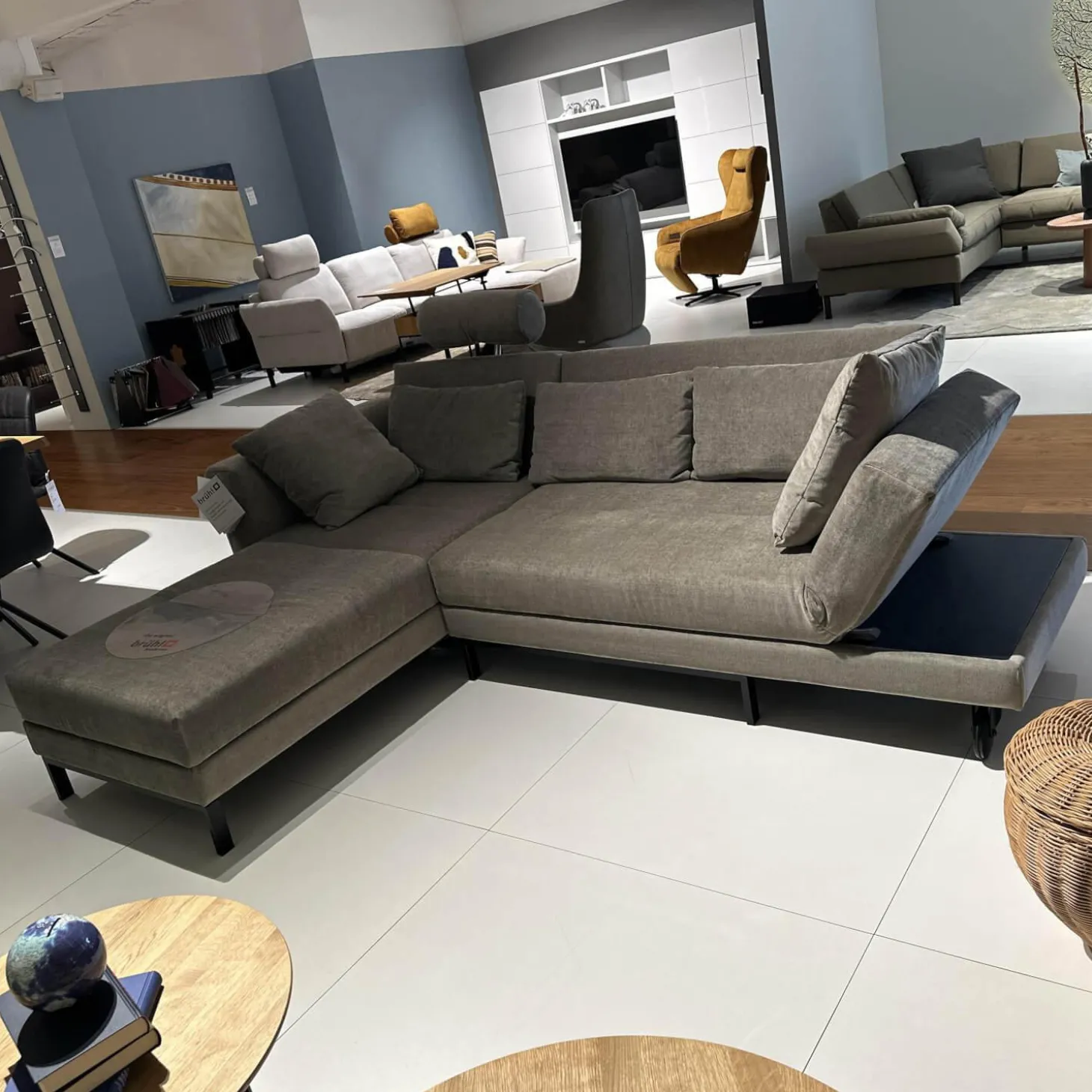 Sofa Four Two Stoff 2813 0021 Greige Grau Beige Metallkufen Und Rollen Schwarz