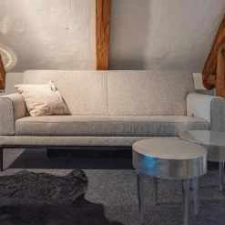 Sofa Glove Pure Stoff Bembebis C0720 Grau Gestell Schwarz Lackiert