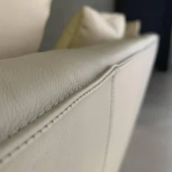Sofa Ishino Elen Leder 1391 Linen Grün Sockel Schwarz Lackiert