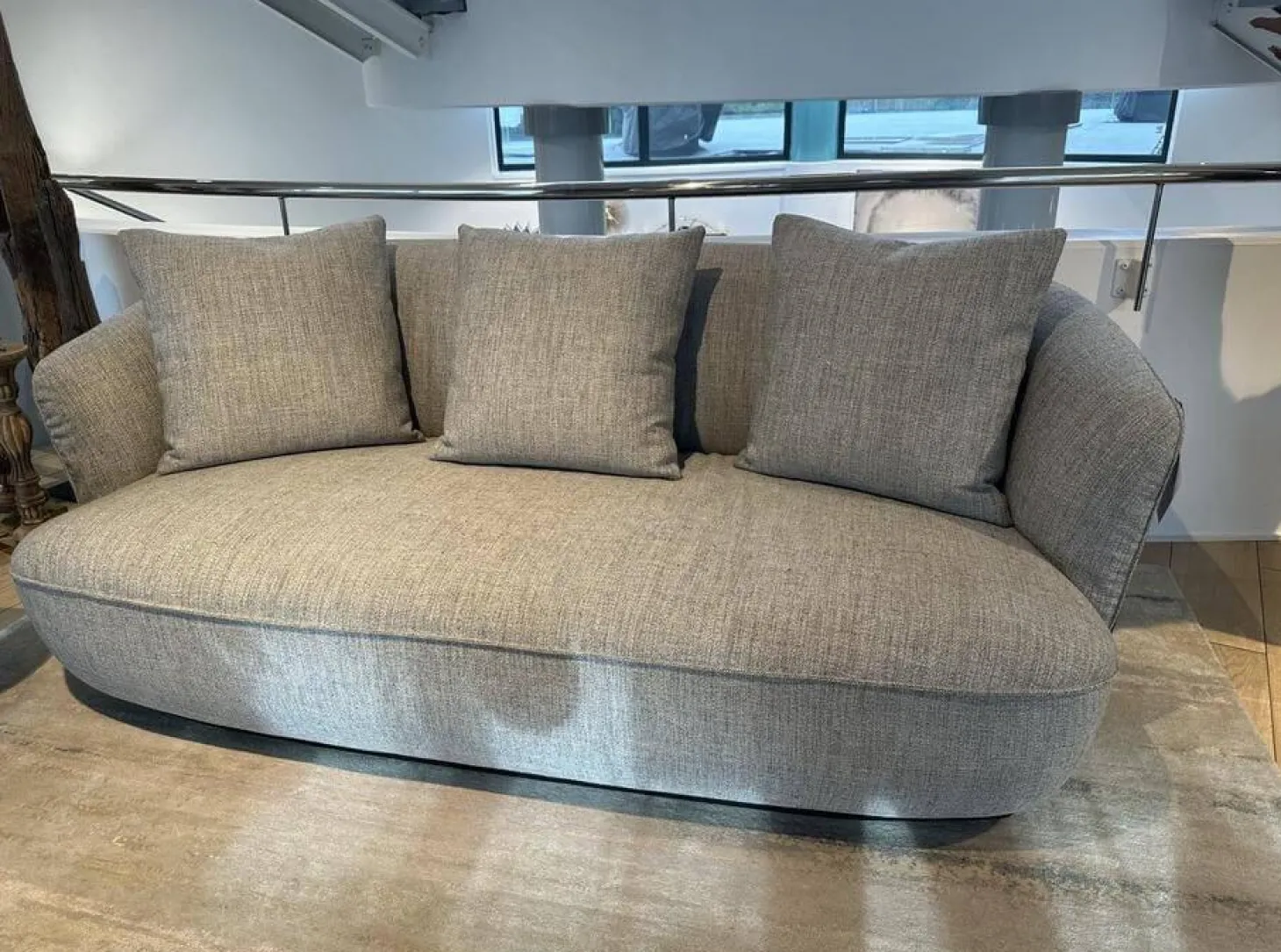 Sofa Ishino Stoff Togba Pebble Grau Meliert Rücken Leder Congress 1441 Basalt Schwarz Sockel Schwarz Lackiert Inklusive Kissen