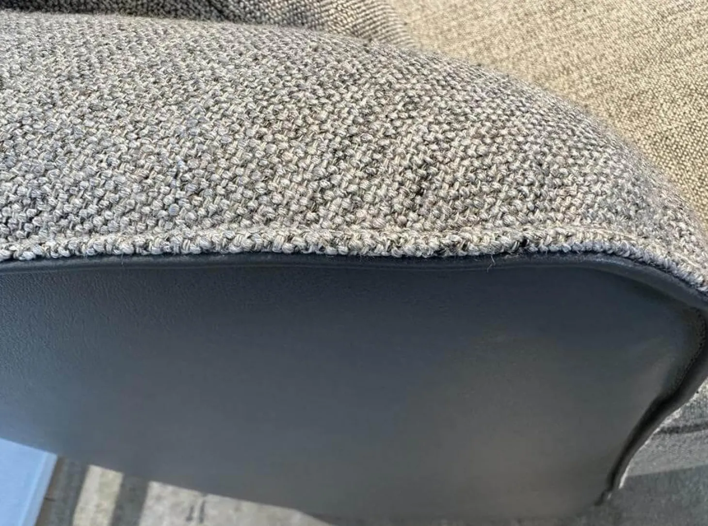 Sofa Ishino Stoff Togba Pebble Grau Meliert Rücken Leder Congress 1441 Basalt Schwarz Sockel Schwarz Lackiert Inklusive Kissen