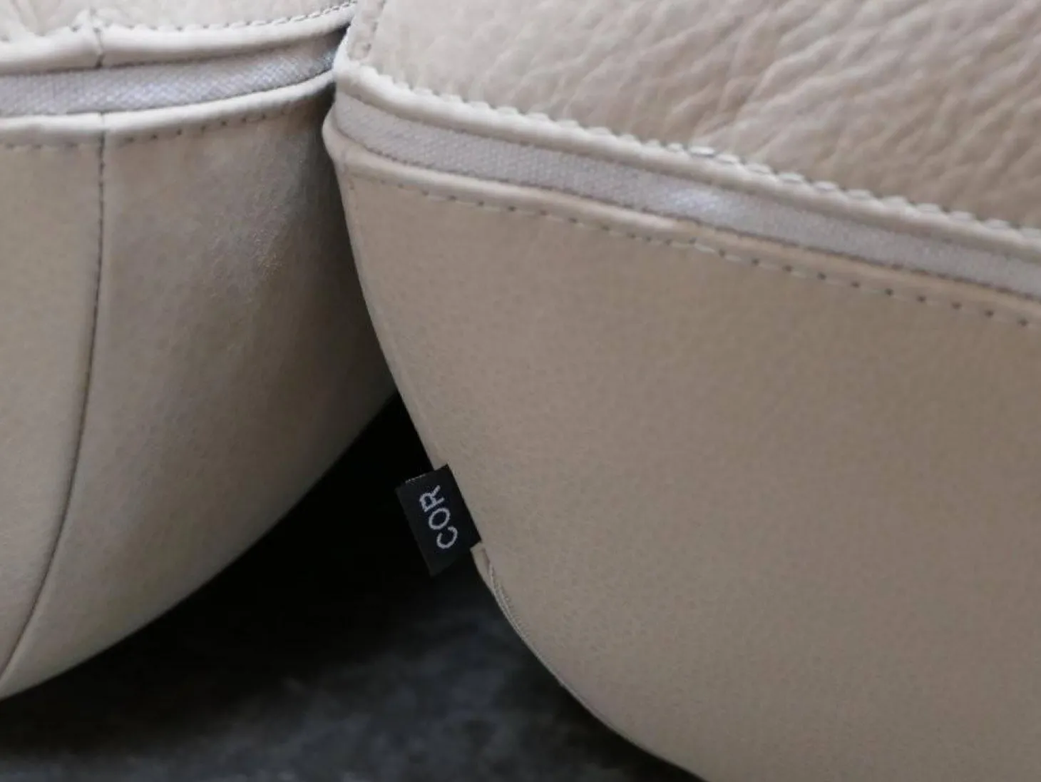 Sofa Jalis 21 Leder 420 Sand Beige Nahtband 5090 Sand Beige Inklusive Hocker