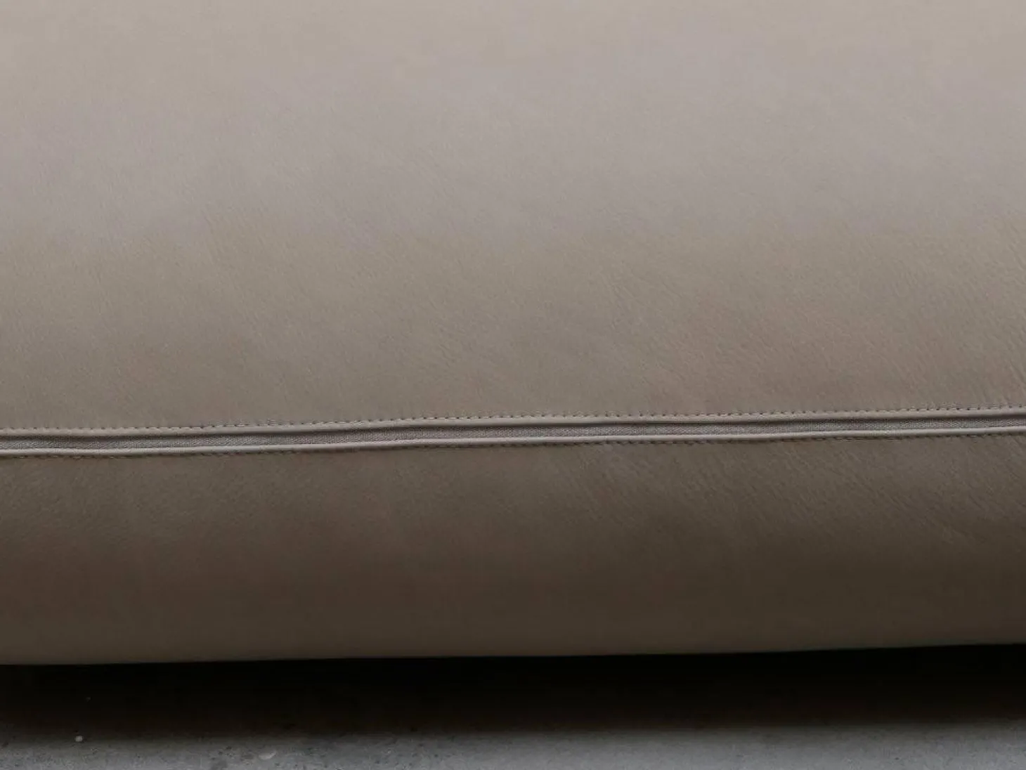 Sofa Jalis 21 Leder 420 Sand Beige Nahtband 5090 Sand Beige Inklusive Hocker