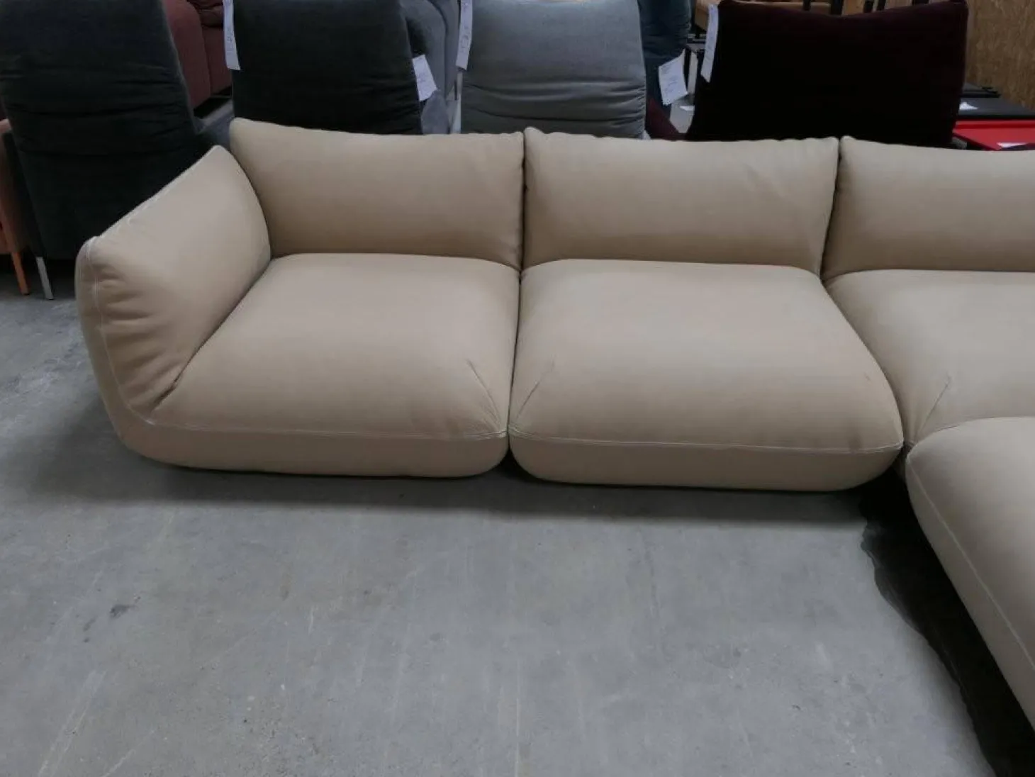 Sofa Jalis 21 Leder 420 Sand Beige Nahtband 5090 Sand Beige Inklusive Hocker