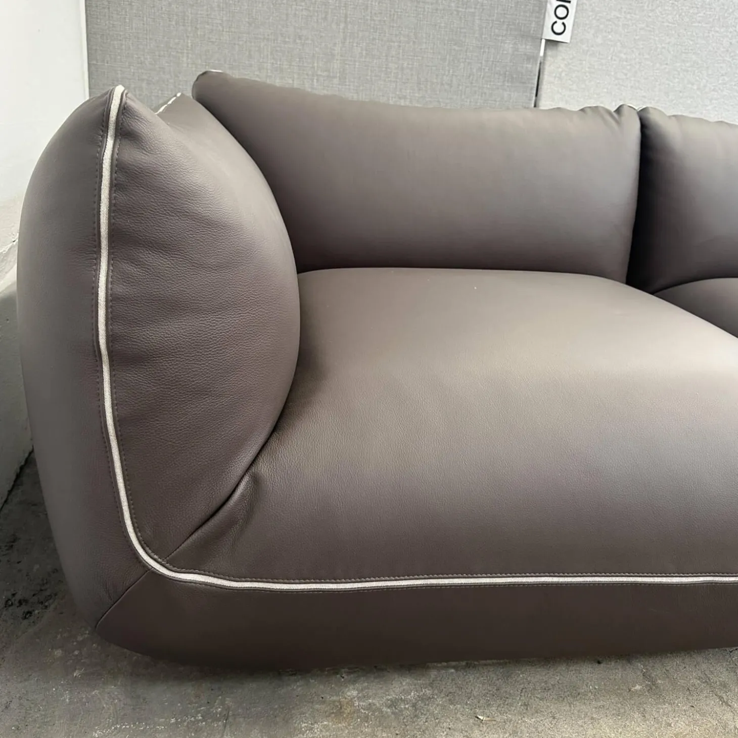 Sofa Jalis 21 Leder 246 Schoko Grau Braun Nahtband 5095 Kitt