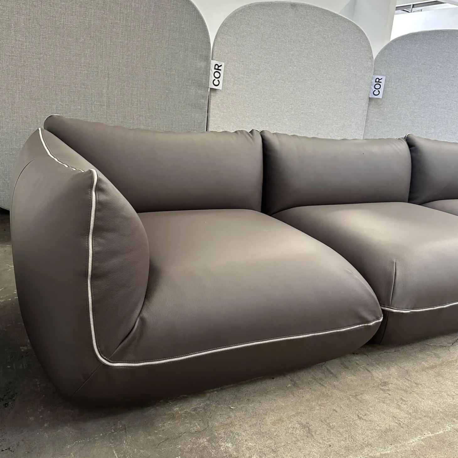 Sofa Jalis 21 Leder 246 Schoko Grau Braun Nahtband 5095 Kitt