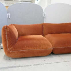 Sofa Jalis 21 Stoff 9072 Kürbis Orange Rot Nahtband 5091 Mittelgrau