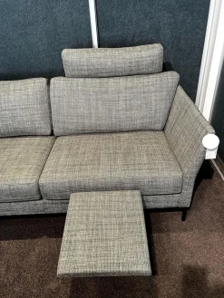 Sofa Jon Edwards Bezug Stoff Taylor BW1771 383 Grau Sockel Schwarz Matt Lackiert