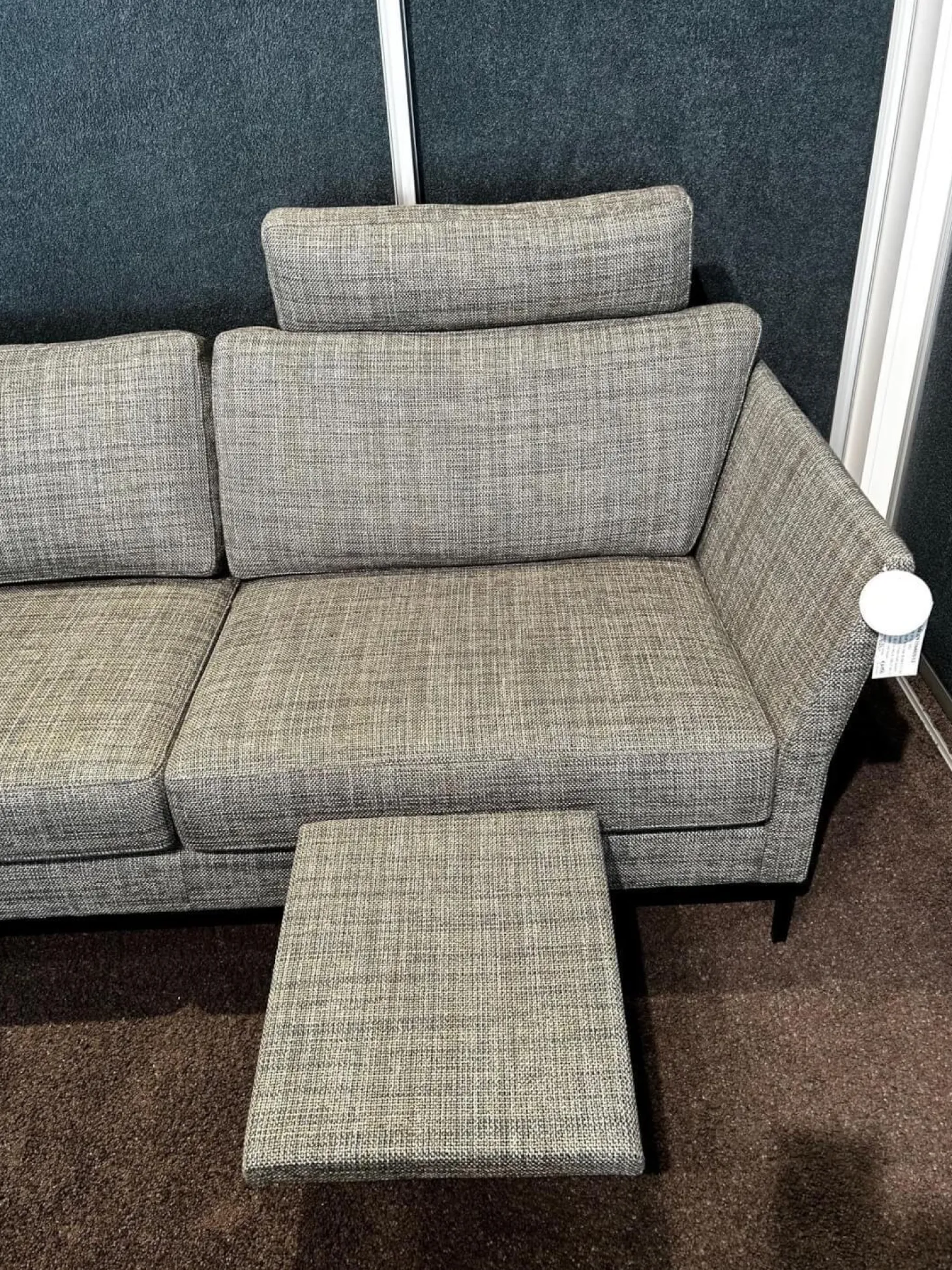 Sofa Jon Edwards Bezug Stoff Taylor BW1771 383 Grau Sockel Schwarz Matt Lackiert