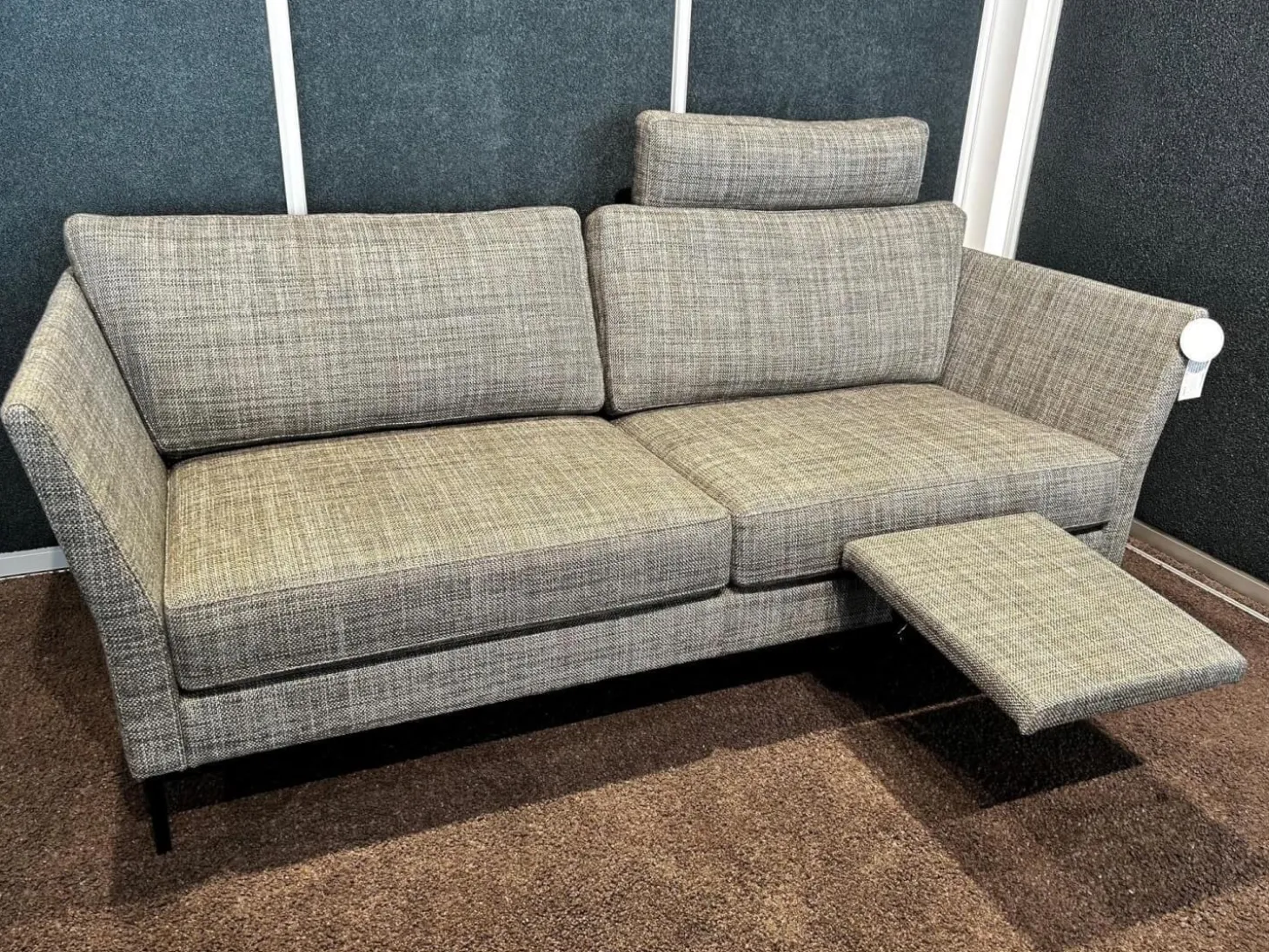 Sofa Jon Edwards Bezug Stoff Taylor BW1771 383 Grau Sockel Schwarz Matt Lackiert