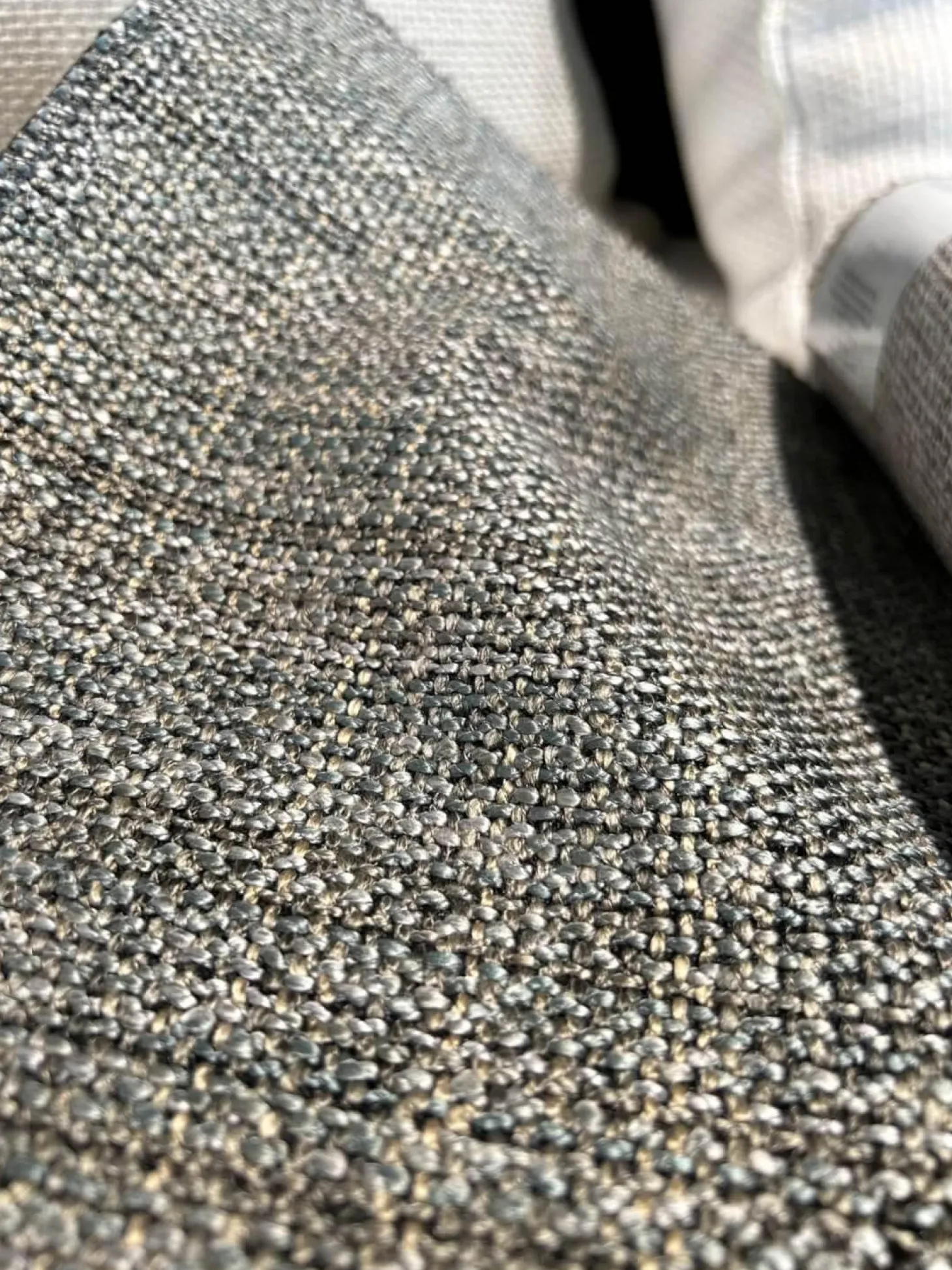 Sofa Jon Edwards Bezug Stoff Taylor BW1771 383 Grau Sockel Schwarz Matt Lackiert