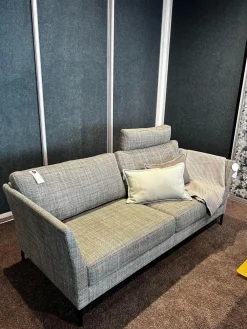 Sofa Jon Edwards Bezug Stoff Taylor BW1771 383 Grau Sockel Schwarz Matt Lackiert