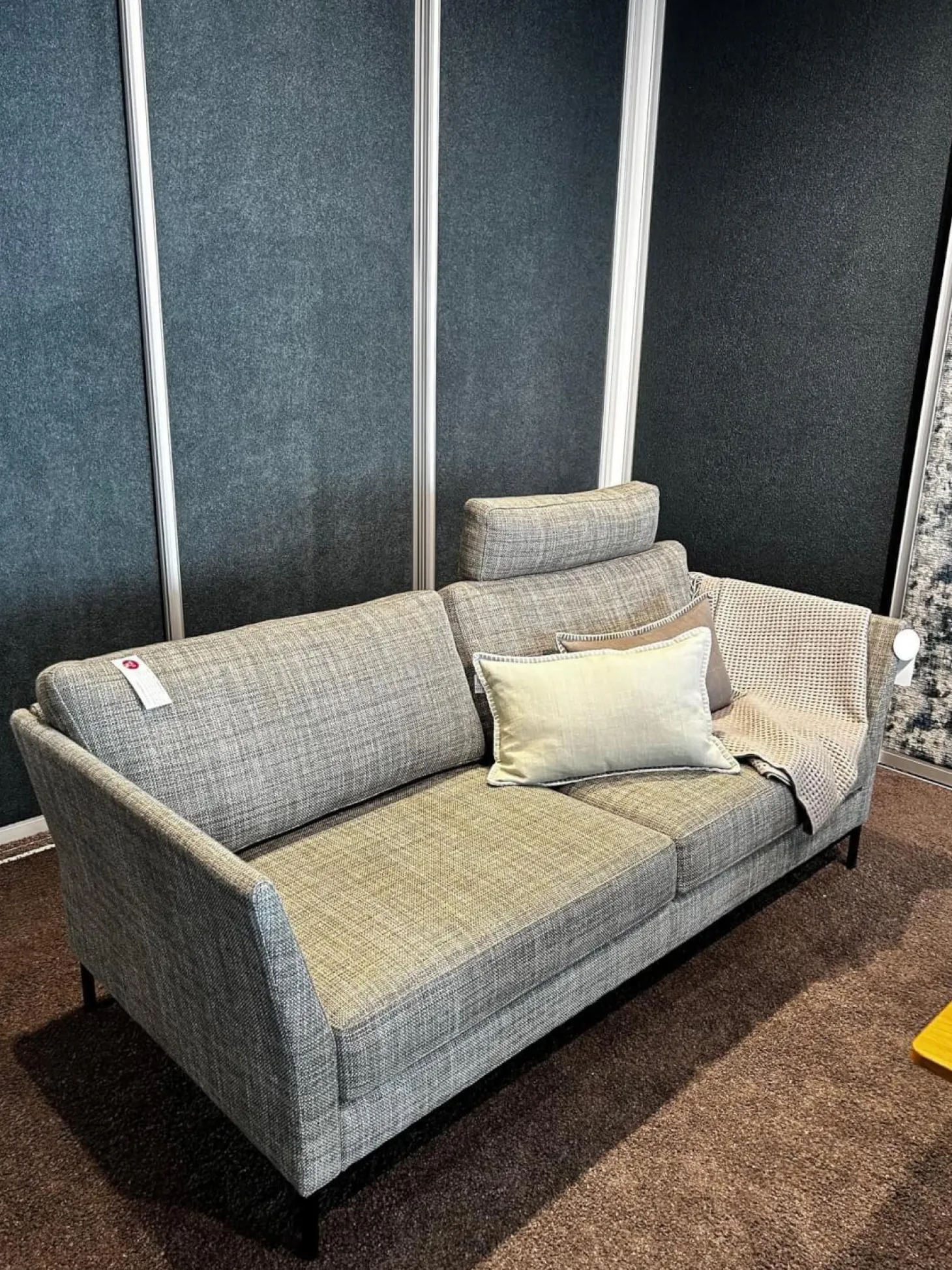 Sofa Jon Edwards Bezug Stoff Taylor BW1771 383 Grau Sockel Schwarz Matt Lackiert