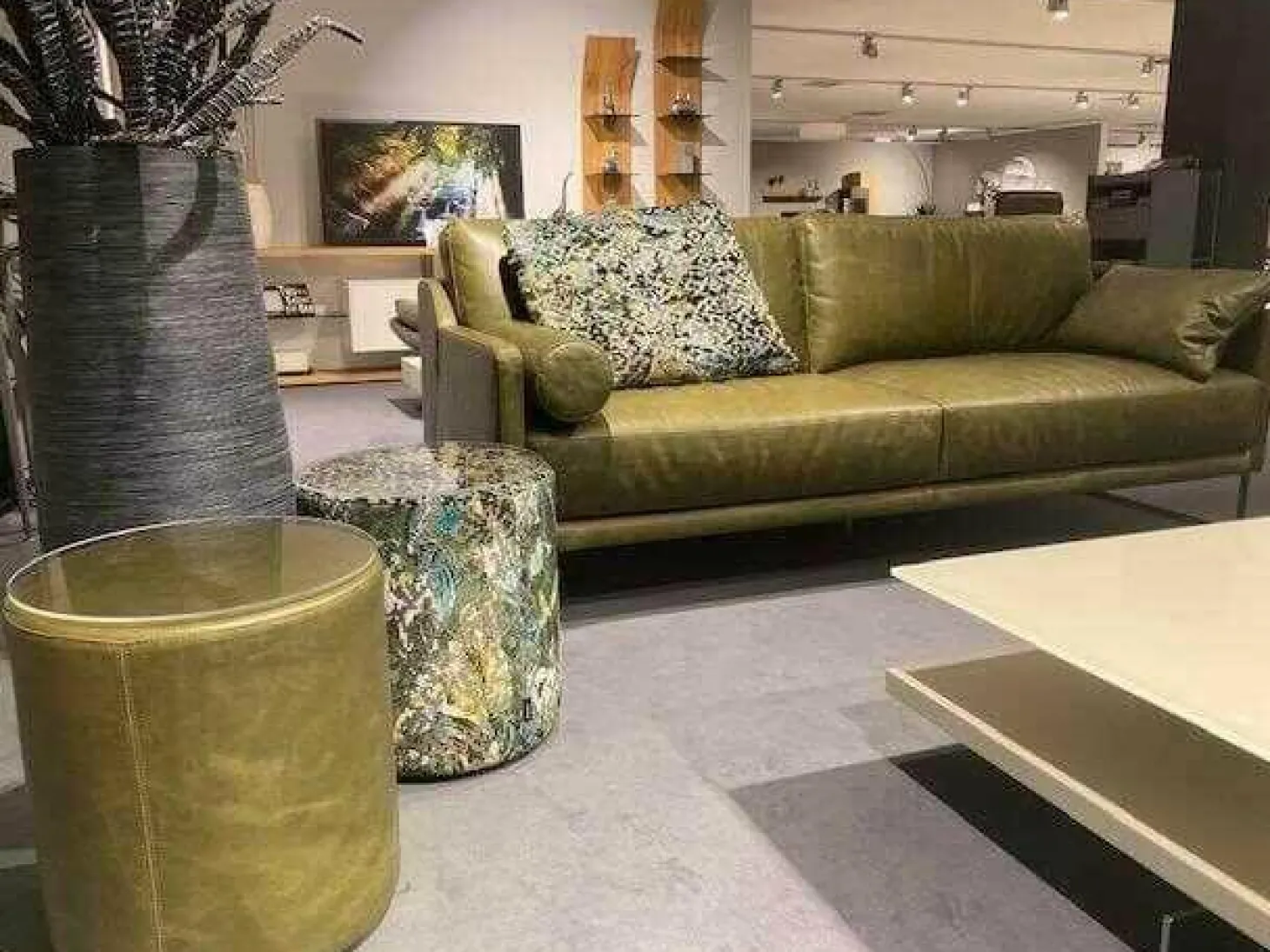 Sofa L-Tiffany Leder 19043 Olive Grün mit Rolle und Kissen