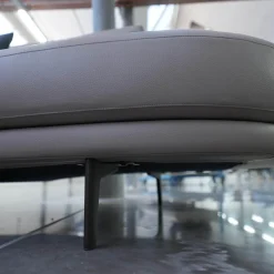 Sofa Maaru 850 Bezug Leder Rodeo Soft 1417 Pebble Grau Untergestell Matt Pulverbeschichtet Bronze