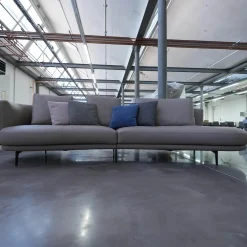 Sofa Maaru 850 Bezug Leder Rodeo Soft 1417 Pebble Grau Untergestell Matt Pulverbeschichtet Bronze