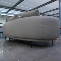 Sofa Maaru 850 Bezug Leder Rodeo Soft 1417 Pebble Grau Untergestell Matt Pulverbeschichtet Bronze