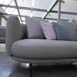 Sofa Maaru 850 Bezug Leder Rodeo Soft 1417 Pebble Grau Untergestell Matt Pulverbeschichtet Bronze
