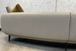 Sofa Maaru 850 Leder Elen 1218 Cosy Grey Beige Gestell Bronze Schwarz Matt Pulverbeschichtet Mit 5 Kissen