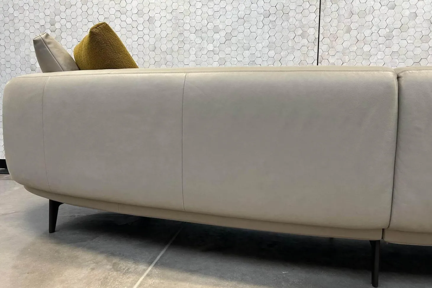 Sofa Maaru 850 Leder Elen 1218 Cosy Grey Beige Gestell Bronze Schwarz Matt Pulverbeschichtet Mit 5 Kissen