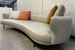 Sofa Maaru 850 Leder Elen 1218 Cosy Grey Beige Gestell Bronze Schwarz Matt Pulverbeschichtet Mit 5 Kissen