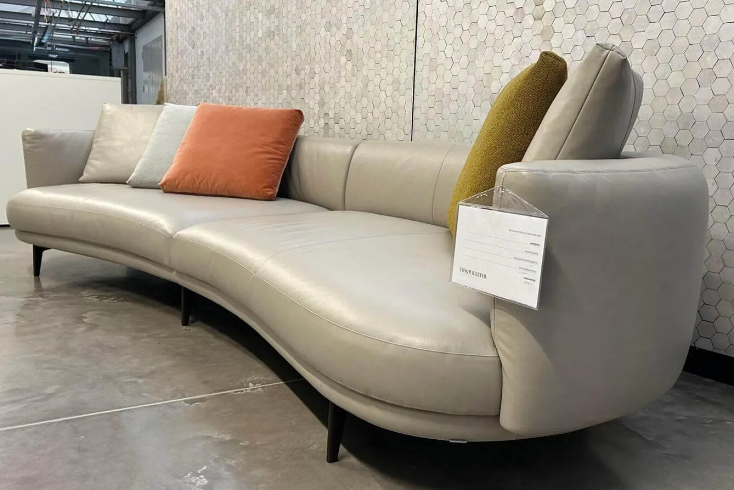 Sofa Maaru 850 Leder Elen 1218 Cosy Grey Beige Gestell Bronze Schwarz Matt Pulverbeschichtet Mit 5 Kissen