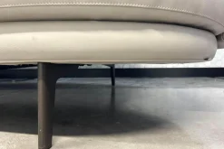 Sofa Maaru 850 Leder Elen 1218 Cosy Grey Beige Gestell Bronze Schwarz Matt Pulverbeschichtet Mit 5 Kissen