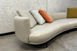 Sofa Maaru 850 Leder Elen 1218 Cosy Grey Beige Gestell Bronze Schwarz Matt Pulverbeschichtet Mit 5 Kissen
