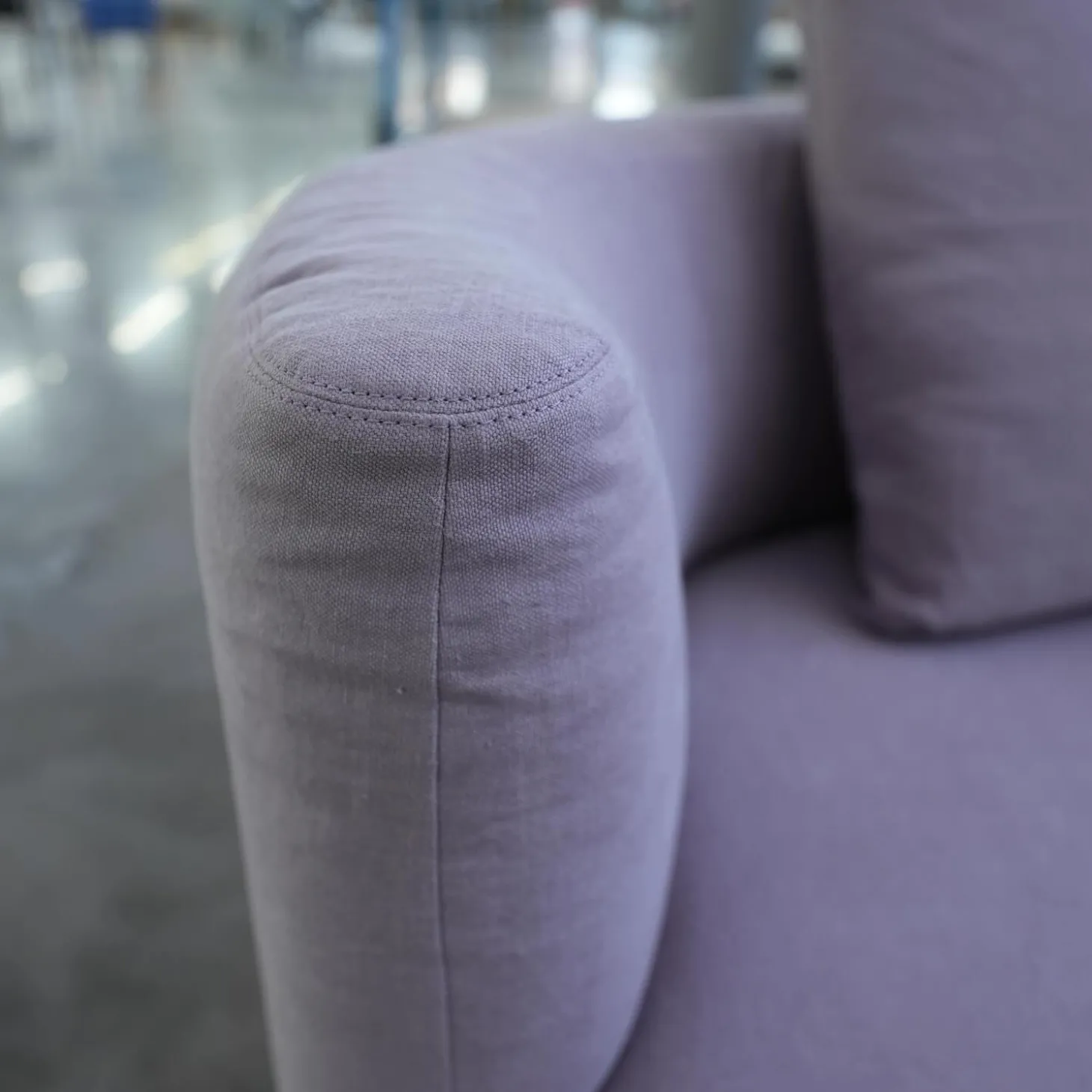 Sofa Maaru 850 Stoff Lino 7899 Magnolia Violett Metallgestell Matt Pulverbeschichtet Schwarz