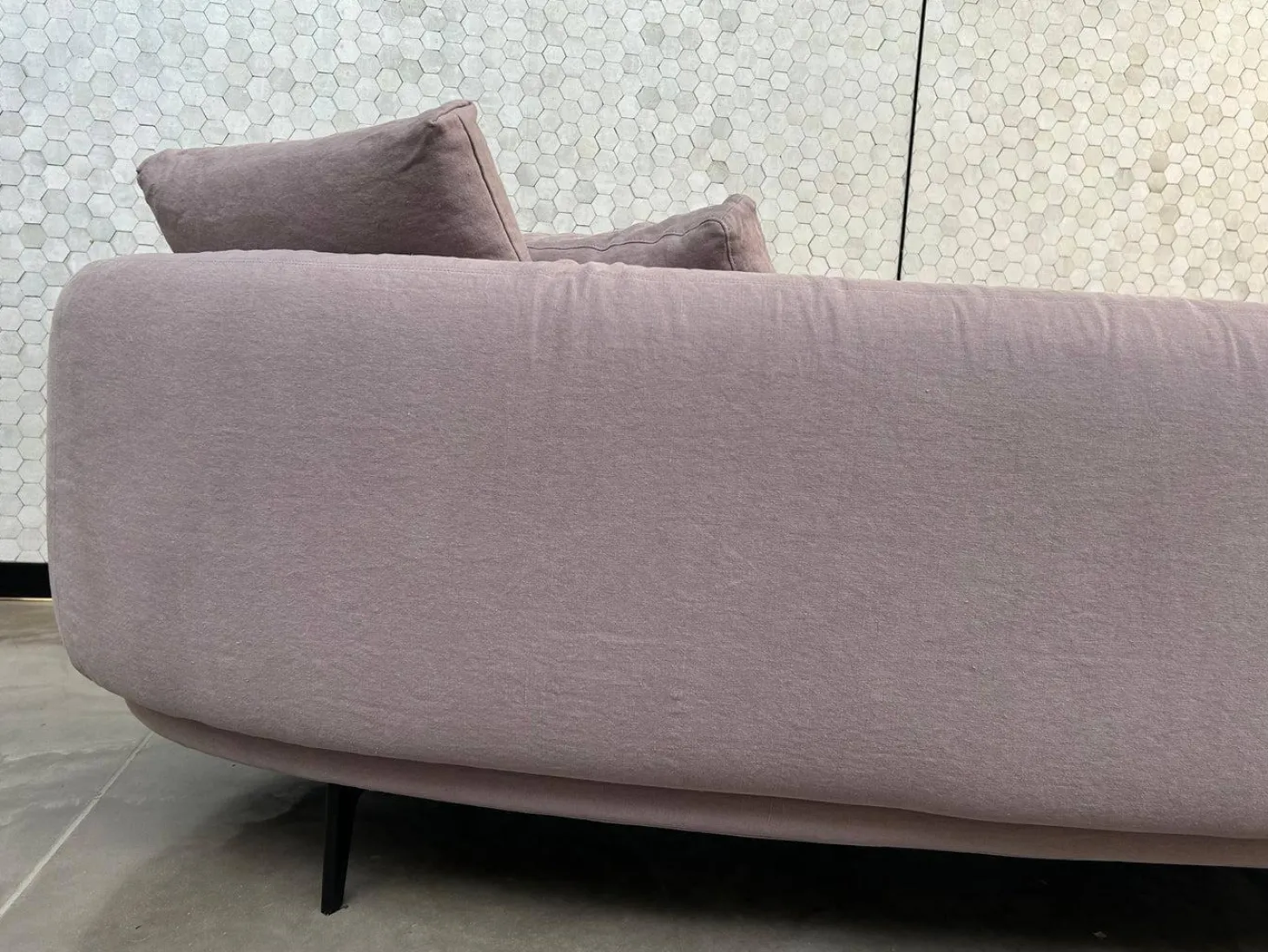 Sofa Maaru 850 Stoff Lino 7899 Magnolia Violett Gestell Schwarz Matt Pulverbeschichtet Inklusive 5 Kissen