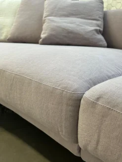 Sofa Maaru 850 Stoff Lino 7899 Magnolia Violett Gestell Schwarz Matt Pulverbeschichtet Inklusive 5 Kissen