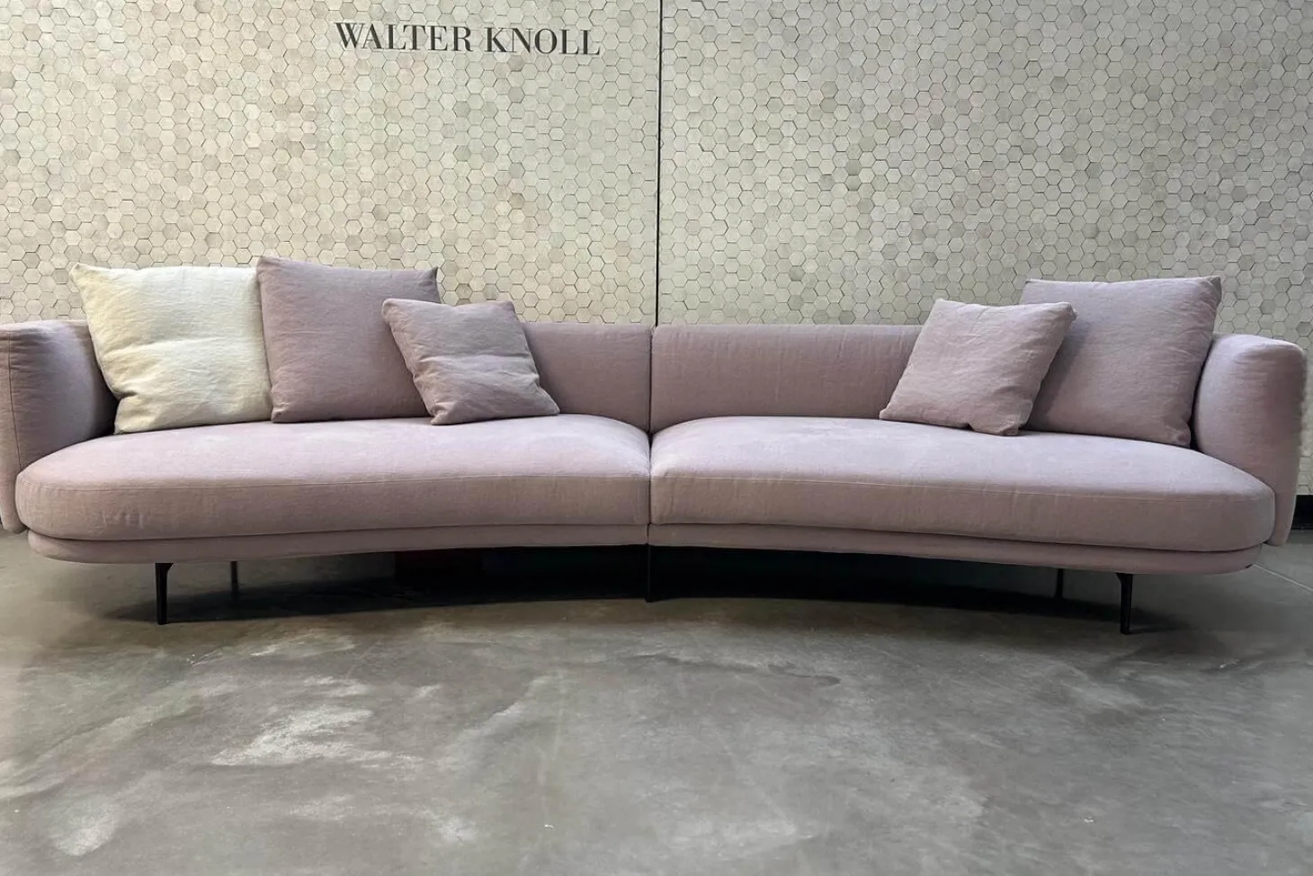 Sofa Maaru 850 Stoff Lino 7899 Magnolia Violett Gestell Schwarz Matt Pulverbeschichtet Inklusive 5 Kissen