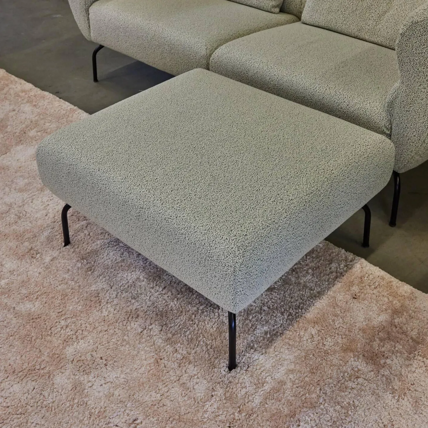 Sofa Magnolia Stoff 52 Weiß Schwarz Metallfuß Schwarz Inklusive Hocker