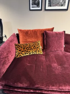 Sofa Manyara Stoff Boa Bordeaux Rot mit 5 Kissen