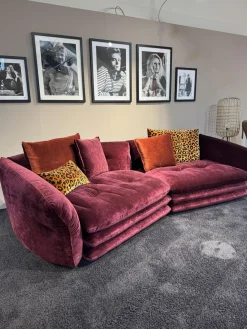 Sofa Manyara Stoff Boa Bordeaux Rot mit 5 Kissen