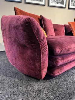 Sofa Manyara Stoff Boa Bordeaux Rot mit 5 Kissen