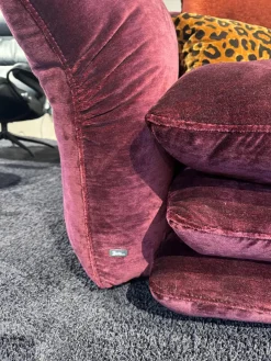 Sofa Manyara Stoff Boa Bordeaux Rot mit 5 Kissen